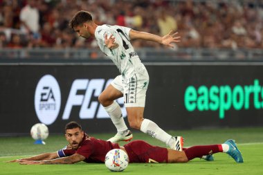 Roma, İtalya 25.08.2024: Roma 'dan Lorenzo Pellegrini, İtalya futbol şampiyonluğu sırasında Empoli' den Jacopo Fazzini Serie A Enilive 2024-2025 Roma-Empoli maçında 25 Ağustos 2024 'te Roma' daki Stadio Olimpico 'da AS Roma-Empoli FC karşılaşması.