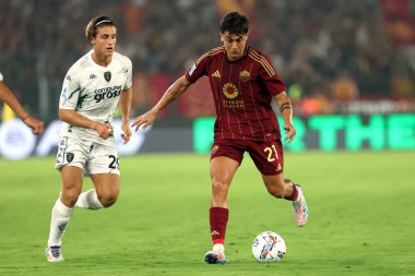 Roma, İtalya 25.08.2024: Roma 'dan Paulo Dybala, İtalya futbol şampiyonası sırasında Empoli' den Lorenzo Colombo Serie A Enilive 2024-2025 Roma-Empoli maçında 25 Ağustos 2024 'te Roma' daki Stadio Olimpico 'da AS Roma-Empoli FC karşılaşması.