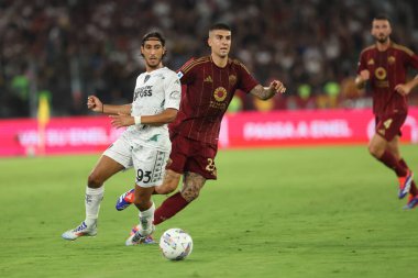 Roma, İtalya 25.08.2024: Roma 'dan Gianluca Mancini, İtalya Futbol Şampiyonası Serie A Enilive 2024-2025 sezonunda Empoli' den Yusuf Maleh 25 Ağustos 2024 'te Roma' daki Stadio Olimpico 'da AS Roma-Empoli maçında.