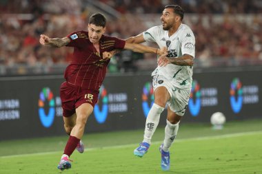 Roma, İtalya 25.08.2024: Roma 'dan Matias Soule, İtalya futbol şampiyonası sırasında Empoli' den Giuseppe Pezzella Serie A Enilive 2024-2025 Roma-Empoli karşılaşması 25 Ağustos 2024 'te Roma' daki Stadio Olimpico 'da AS Roma-Empoli FC karşılaşması.