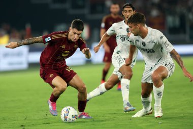 Roma, İtalya 25.08.2024: Roma 'nın Matias Soule, İtalya futbol şampiyonası sırasında Empoli' nin Jacopo Fazzini Serie A Enilive 2024-2025 maçında AS Roma-Empoli FC karşılaşması 25 Ağustos 2024 'te Roma' nın Stadio Olimpico kentinde gerçekleşti..
