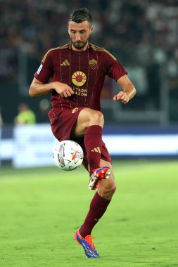 Roma, İtalya 25.08.2024: İtalyan futbolcu Bryan Cristante İtalya Futbol Şampiyonası sırasında Serie A Enilive 2024-2025 AS Roma-Empoli FC maçında 25 Ağustos 2024 'te Roma' daki Stadio Olimpico 'da.