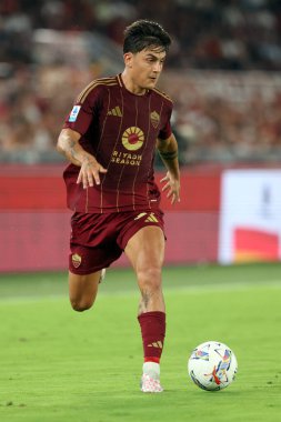 Roma, İtalya 25.08.2024: İtalyan futbolcu Paulo Dybala İtalya Futbol Şampiyonası sırasında Serie A Enilive 2024-2025 AS Roma-Empoli FC maçında 25 Ağustos 2024 'te Roma' daki Stadio Olimpico 'da.