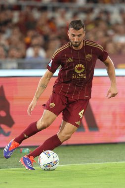 Roma, İtalya 25.08.2024: İtalyan futbolcu Bryan Cristante İtalya Futbol Şampiyonası sırasında Serie A Enilive 2024-2025 AS Roma-Empoli FC maçında 25 Ağustos 2024 'te Roma' daki Stadio Olimpico 'da.
