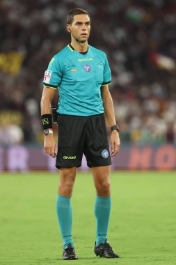 Roma, İtalya 25.08.2024: İtalyan futbol şampiyonluğu sırasında hakem Luca Zufferli Serie A Enilive 2024-2025 maçında AS Roma - Empoli FC - Stadio Olimpico, 25 Ağustos 2024.