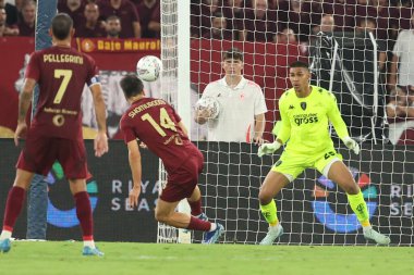 Roma, İtalya 25.08.2024: Roma 'dan Eldor Shomurodov, İtalya futbol şampiyonluğu sırasında Empoli' den Devis Vasquez Serie A Enilive 2024-2025 Roma-Empoli maçında 25 Ağustos 2024 'te Roma' daki Stadio Olimpico 'da AS Roma-Empoli FC karşılaşması.