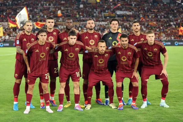 Roma, İtalya 25.08.2024: Roma takımı, 25 Ağustos 2024 'te Roma' daki Stadio Olimpico 'da oynanan AS Roma-Empoli FC karşılaşmasından önce hizaya girdi..