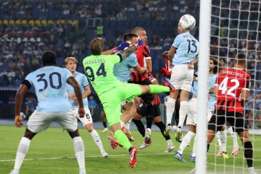 Roma, İtalya 31.08.2024: Milanlı Strahinja Pavloviç, İtalya futbol şampiyonası Serie A Enilive 2024-2025 karşılaşmasında golü atıp takımla birlikte kutladı. 31 Ağustos 2024 'te Roma' daki Stadio Olimpico 'da SS Lazio' ya karşı AC Milan maçı yapıldı..