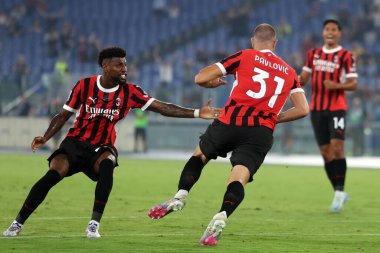 Roma, İtalya 31.08.2024: Milanlı Strahinja Pavloviç, İtalya futbol şampiyonası Serie A Enilive 2024-2025 karşılaşmasında golü atıp takımla birlikte kutladı. 31 Ağustos 2024 'te Roma' daki Stadio Olimpico 'da SS Lazio' ya karşı AC Milan maçı yapıldı..