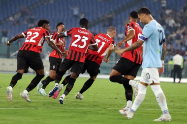 Roma, İtalya 31.08.2024: Milanlı Strahinja Pavloviç, İtalya futbol şampiyonası Serie A Enilive 2024-2025 karşılaşmasında golü atıp takımla birlikte kutladı. 31 Ağustos 2024 'te Roma' daki Stadio Olimpico 'da SS Lazio' ya karşı AC Milan maçı yapıldı..