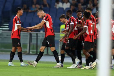 Roma, İtalya 31.08.2024: Milanlı Strahinja Pavloviç, İtalya futbol şampiyonası Serie A Enilive 2024-2025 karşılaşmasında golü atıp takımla birlikte kutladı. 31 Ağustos 2024 'te Roma' daki Stadio Olimpico 'da SS Lazio' ya karşı AC Milan maçı yapıldı..