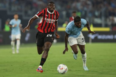 Roma, İtalya 31.08.2024: Milan 'dan Yusuf Fofana, İtalya futbol şampiyonluğu sırasında Lazio' dan Nuno Tavares Serie A Enilive 2024-2025 karşılaşmasında SS Lazio, Roma 'daki Stadio Olimpico' da AC Milan 'a karşı 31 Ağustos 2024.