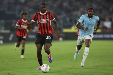 Roma, İtalya 31.08.2024: Milan 'dan Yusuf Fofana, İtalya futbol şampiyonluğu sırasında Lazio' dan Nuno Tavares Serie A Enilive 2024-2025 karşılaşmasında SS Lazio, Roma 'daki Stadio Olimpico' da AC Milan 'a karşı 31 Ağustos 2024.