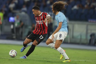 Roma, İtalya 31.08.2024: Milan 'dan Noah Okafor, İtalya futbol şampiyonluğu sırasında Lazio' dan Matteo Guendouzi Serie A Enilive 2024-2025 karşılaşmasında SS Lazio, AC Milan 'a karşı 31 Ağustos 2024' te Roma 'daki Stadio Olimpico' da oynanan karşılaşma..