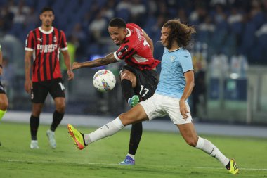 Roma, İtalya 31.08.2024: Milan 'dan Noah Okafor, İtalya futbol şampiyonluğu sırasında Lazio' dan Matteo Guendouzi Serie A Enilive 2024-2025 karşılaşmasında SS Lazio, AC Milan 'a karşı 31 Ağustos 2024' te Roma 'daki Stadio Olimpico' da oynanan karşılaşma..