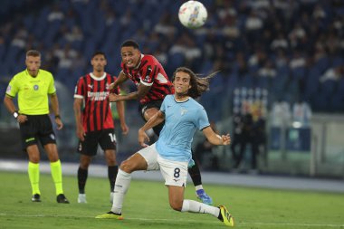 Roma, İtalya 31.08.2024: Milan 'dan Noah Okafor, İtalya futbol şampiyonluğu sırasında Lazio' dan Matteo Guendouzi Serie A Enilive 2024-2025 karşılaşmasında SS Lazio, AC Milan 'a karşı 31 Ağustos 2024' te Roma 'daki Stadio Olimpico' da oynanan karşılaşma..
