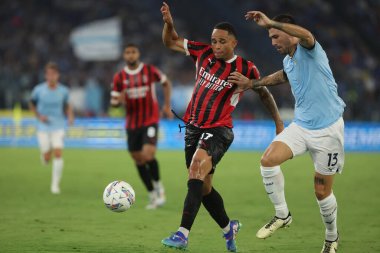 Roma, İtalya 31.08.2024: Milan 'dan Noah Okafor, İtalya futbol şampiyonası sırasında Lazio' dan Alessio Romagnoli Serie A Enilive 2024-2025 karşılaşmasında SS Lazio, AC Milan 'a karşı 31 Ağustos 2024' te Roma 'daki Stadio Olimpico' da oynanan karşılaşma..