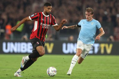 Roma, İtalya 31.08.2024: Milan 'dan Loftus Cheek, İtalya futbol şampiyonası sırasında Lazio' dan Nicolo Rovella Serie A Enilive 2024-2025 karşılaşmasında SS Lazio, AC Milan 'a karşı 31 Ağustos 2024' te Roma 'da Stadio Olimpico' da oynanan karşılaşma..