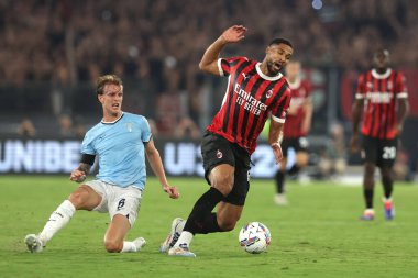 Roma, İtalya 31.08.2024: Milan 'dan Loftus Cheek, İtalya futbol şampiyonası sırasında Lazio' dan Nicolo Rovella Serie A Enilive 2024-2025 karşılaşmasında SS Lazio, AC Milan 'a karşı 31 Ağustos 2024' te Roma 'da Stadio Olimpico' da oynanan karşılaşma..