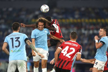 Roma, İtalya 31.08.2024: Lazio 'dan Matteo Guendouzi, İtalya futbol şampiyonluğu sırasında Milan' dan Fikayo Tomori Serie A Enilive 2024-2025 karşılaşmasında SS Lazio, AC Milan 'a karşı 31 Ağustos 2024' te Roma 'da Stadio Olimpico' da oynanan karşılaşma..