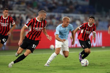 Roma, İtalya 31.08.2024: Milanlı Strahinja Pavloviç, Lazio 'lu Gustav Isaksen İtalyan futbol şampiyonası Serie A Enilive 2024-2025 karşılaşmasında SS Lazio, AC Milan' a karşı 31 Ağustos 2024 'te Roma' daki Stadio Olimpico 'da oynanan karşılaşma..
