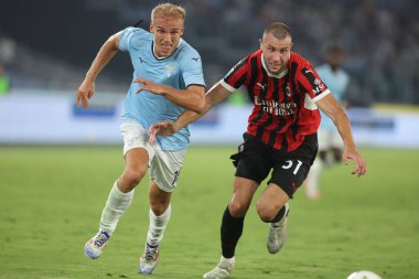 Roma, İtalya 31.08.2024: Lazio 'dan Gustav Isaksen, İtalya futbol şampiyonluğu sırasında Milan' dan Strahinja Pavloviç Serie A Enilive 2024-2025 karşılaşmasında SS Lazio, AC Milan 'a karşı 31 Ağustos 2024' te Roma 'da Stadio Olimpico' da oynanan karşılaşma..