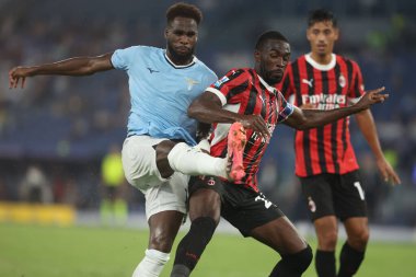 Roma, İtalya 31.08.2024: Lazio 'dan Boulaye Dia, İtalya futbol şampiyonluğu sırasında Milan' dan Fikayo Tomori Serie A Enilive 2024-2025 karşılaşmasında SS Lazio, AC Milan 'a karşı 31 Ağustos 2024' te Roma 'daki Stadio Olimpico' da oynanan karşılaşma..