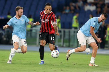 Roma, İtalya 31.08.2024: Lazio 'dan Manuel Lazzari, Milan' dan Noah Okafor, İtalya futbol şampiyonası sırasındaki Lazio Patriği Serie A Enilive 2024-2025 karşılaşmasında SS Lazio, Roma 'daki Stadio Olimpico' da AC Milan 'a karşı 31 Ağustos 2024.
