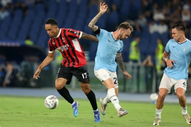 Roma, İtalya 31.08.2024: Lazio 'dan Manuel Lazzari, Milan' dan Noah Okafor, İtalya futbol şampiyonası sırasındaki Lazio Patriği Serie A Enilive 2024-2025 karşılaşmasında SS Lazio, Roma 'daki Stadio Olimpico' da AC Milan 'a karşı 31 Ağustos 2024.