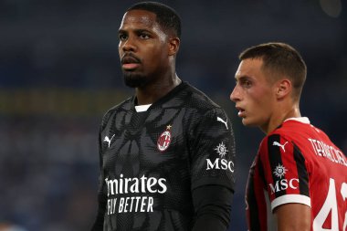 Roma, İtalya 31.08.2024: Milan 'dan Mike Maignan, İtalya' dan Filippo Terracciano İtalyan futbol şampiyonası Serie A Enilive 2024-2025 karşılaşmasında SS Lazio ile AC Milan arasında 31 Ağustos 2024 'te Roma' daki Stadio Olimpico 'da oynanan karşılaşma..