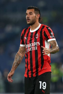 Roma, İtalya 31.08.2024: İtalya Futbol Şampiyonası sırasında Milan 'dan Theo Hernandez Serie A Enilive 2024-2025 karşılaşmasında SS Lazio, AC Milan' a karşı 31 Ağustos 2024 'te Roma' daki Stadio Olimpico 'da oynanan karşılaşma..