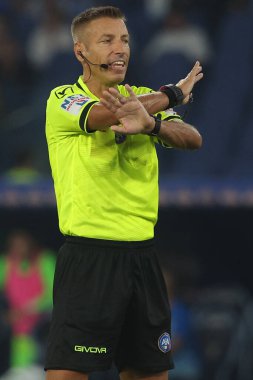 Roma, İtalya 31.08.2024: İtalyan futbol şampiyonası sırasında hakem Massa Serie A Enilive 2024-2025 karşılaşmasında SS Lazio, AC Milan 'a karşı 31 Ağustos 2024' te Roma 'daki Stadio Olimpico' da oynanan karşılaşma..
