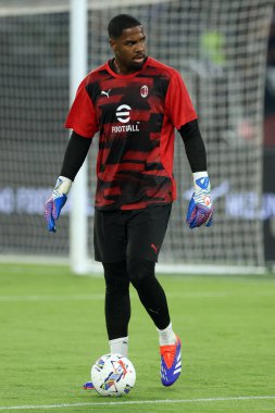 Roma, İtalya 31.08.2024: İtalyan futbol şampiyonluğu sırasında Milanlı Mike Maignan Serie A Enilive 2024-2025 karşılaşmasında SS Lazio, AC Milan 'a karşı 31 Ağustos 2024' te Roma 'daki Stadio Olimpico' da oynanan karşılaşma..