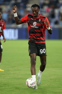 Roma, İtalya 31.08.2024: İtalya Futbol Şampiyonası öncesi ısınma turunda Milan 'dan Tammy Abraham Serie A Enilive 2024-2025 karşılaşmasında SS Lazio, AC Milan' a karşı 31 Ağustos 2024 'te Roma' daki Stadio Olimpico 'da oynandı..