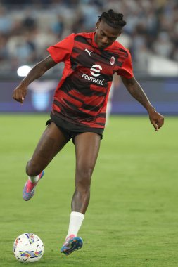 Roma, İtalya 31.08.2024: İtalyan futbol şampiyonası Serie A Enilive 2024-2025 maçından önce ısınma turunda Milan 'lı Rafael Leao, 31 Ağustos 2024' te Roma 'daki Stadio Olimpico' da SS Lazio 'ya karşı AC Milan karşılaşması.