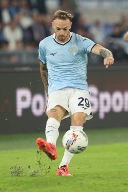 Roma, İtalya 16.09.2024: Lazio 'lu Manuel Lazzari İtalyan futbol şampiyonluğu sırasında Serie A Enilive 2024-2025 karşılaşmasında SS Lazio Hellas Verona' ya karşı Eylül 2024 'te Roma' da Stadio Olimpico 'da oynanan karşılaşma..