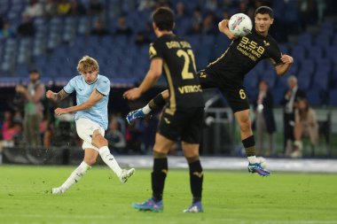 Roma, İtalya 16.09.2024: Lazio 'lu Nicolo Rovella, İtalya futbol şampiyonası sırasında Verona' lı Reda Belahyane Serie A Enilive 2024-2025 karşılaşmasında SS Lazio 'ya karşı Hellas Verona, Eylül 2024' de Roma 'daki Stadio Olimpico' da oynanan karşılaşma..
