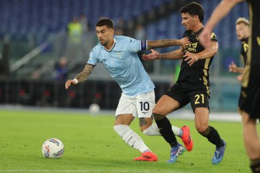 Roma, İtalya 16.09.2024: Lazio 'dan Mattia Zaccagni, İtalya futbol şampiyonluğu sırasında Verona' dan Dani Silva Serie A Enilive 2024-2025 karşılaşmasında SS Lazio 'ya karşı Hellas Verona, Eylül 2024' te Roma 'daki Stadio Olimpico' da oynanacak..