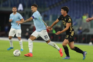 Roma, İtalya 16.09.2024: Lazio 'dan Mattia Zaccagni, İtalya futbol şampiyonluğu sırasında Verona' dan Dani Silva Serie A Enilive 2024-2025 karşılaşmasında SS Lazio 'ya karşı Hellas Verona, Eylül 2024' te Roma 'daki Stadio Olimpico' da oynanacak..