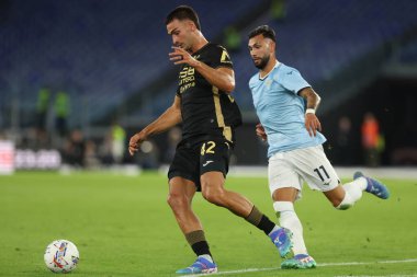 Roma, İtalya 16.09.2024: Verona 'dan Diego Coppola, İtalya futbol şampiyonluğu sırasında Lazio' dan Taty Castellanos Serie A Enilive 2024-2025 maçı sırasında SS Lazio 'ya karşı Hellas Verona, Roma' da Stadio Olimpico 'da Eylül 2024.