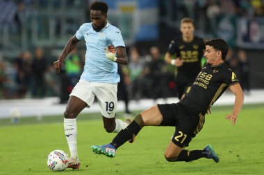 Roma, İtalya 16.09.2024: Lazio 'lu Boulaye Dia, İtalya futbol şampiyonası sırasında Verona' lı Dani Silva Serie A Enilive 2024-2025 karşılaşmasında SS Lazio 'ya karşı Hellas Verona, Eylül 2024' te Roma 'daki Stadio Olimpico' da oynanan karşılaşma..