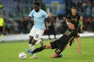 Roma, İtalya 16.09.2024: Lazio 'lu Boulaye Dia, İtalya futbol şampiyonası sırasında Verona' lı Dani Silva Serie A Enilive 2024-2025 karşılaşmasında SS Lazio 'ya karşı Hellas Verona, Eylül 2024' te Roma 'daki Stadio Olimpico' da oynanan karşılaşma..