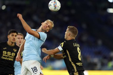 Roma, İtalya 16.09.2024: Lazio 'dan Gustav Isaksen, İtalya futbol şampiyonluğu sırasında Verona' dan Darko Lazoviç Serie A Enilive 2024-2025 karşılaşmasında SS Lazio 'ya karşı Hellas Verona, Eylül 2024' te Roma 'daki Stadio Olimpico' da oynanan karşılaşma..