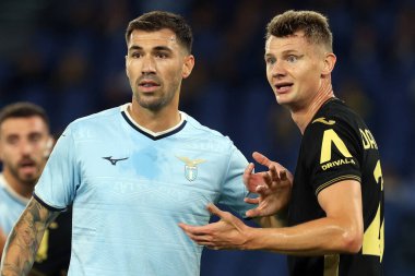 Roma, İtalya 16.09.2024: Lazio 'dan Alessio Romagnoli, İtalya futbol şampiyonası sırasında Verona' dan Pawel Dawidowicz Serie A Enilive 2024-2025 karşılaşmasında SS Lazio, Hellas Verona 'ya karşı Eylül 2024' de Roma 'daki Stadio Olimpico' da oynanan karşılaşma..