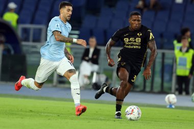 Roma, İtalya 16.09.2024: Lazio 'dan Mattia Zaccagni, İtalya futbol şampiyonası sırasında Verona' dan Jackson Tchatchoua Serie A Enilive 2024-2025 karşılaşmasında SS Lazio, Hellas Verona 'ya karşı Eylül 2024' de Roma 'daki Stadio Olimpico' da oynanan karşılaşma..