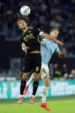 Roma, İtalya 16.09.2024: Verona 'dan Darko Lazoviç, İtalya futbol şampiyonası sırasında Lazio' dan Manuel Lazzari Serie A Enilive 2024-2025 karşılaşmasında SS Lazio 'ya karşı Hellas Verona, Eylül 2024' te Roma 'daki Stadio Olimpico' da oynanacak..