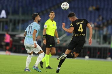 Roma, İtalya 16.09.2024: Lazio 'dan Taty Castellanos, İtalya futbol şampiyonluğu sırasında Verona' dan Flavius Daniliuc Serie A Enilive 2024-2025 karşılaşmasında SS Lazio, Hellas Verona 'ya karşı Eylül 2024' de Roma 'daki Stadio Olimpico' da oynanan karşılaşma..