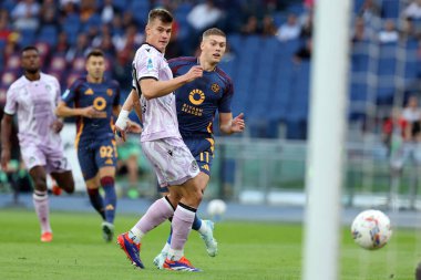 Roma, İtalya 22,09.2024: Udinese 'li Jaka Bijol, İtalya futbol şampiyonluğu sırasında Roma' dan Artem Dovbyk Serie A Enilive 2024-2025 Roma-Udinese Calcio maçında Roma 'daki Stadio Olimpico' da AS Roma - Udinese Calcio 'ya karşı.