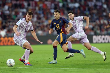 Roma, İtalya 22,09.2024: Udinese 'li Jaka Bijol, Roma' dan Stephan El Shaarawy, İtalya futbol şampiyonası sırasında Udinese 'li Florian Thauvin Serie A Enilive 2024-2025 Roma-Udinese Calcio karşılaşması Roma' daki Stadio Olimpico 'da AS-Udinese Calcio karşılaşması.