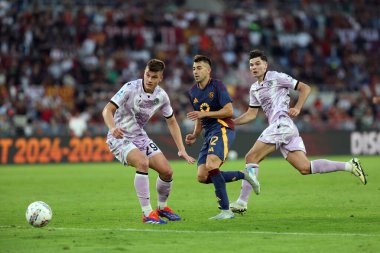 Roma, İtalya 22,09.2024: Udinese 'li Jaka Bijol, Roma' dan Stephan El Shaarawy, İtalya futbol şampiyonası sırasında Udinese 'li Florian Thauvin Serie A Enilive 2024-2025 Roma-Udinese Calcio karşılaşması Roma' daki Stadio Olimpico 'da AS-Udinese Calcio karşılaşması.